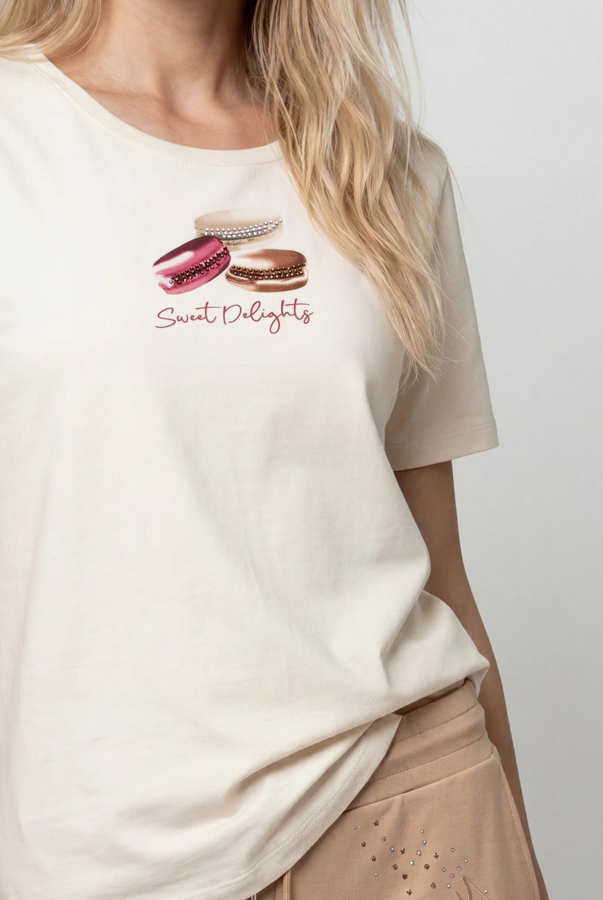 Monari T-Shirt „Sweet Delights“ mit Macaron-Motiv und Strass – Creme/Bordeaux