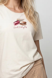 Monari T-Shirt „Sweet Delights“ mit Macaron-Motiv und Strass – Creme/Bordeaux