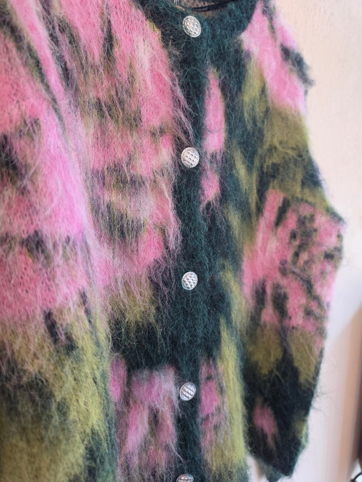 Flauschige Strickjacke Lippi mit Blumenmuster – Deep Forest/Pink Art.-Nr. 211730