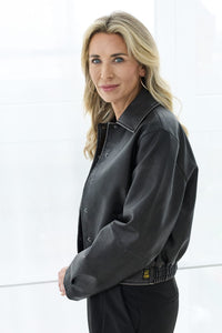 Lässige Lederoptik-Jacke mit Hemdkragen – Schwarz – Art.-Nr. 1130-670-910