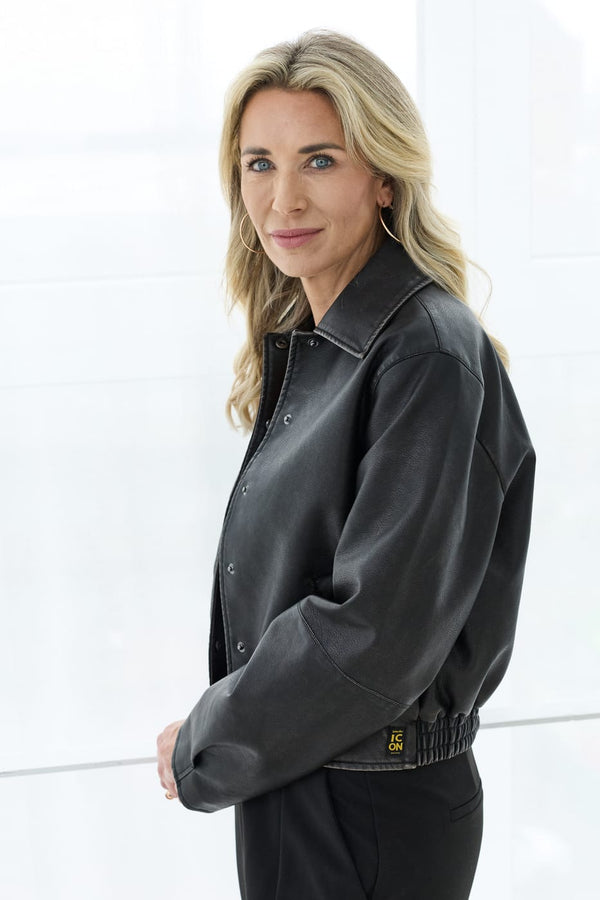 Lässige Lederoptik-Jacke mit Hemdkragen – Schwarz – Art.-Nr. 1130-670-910