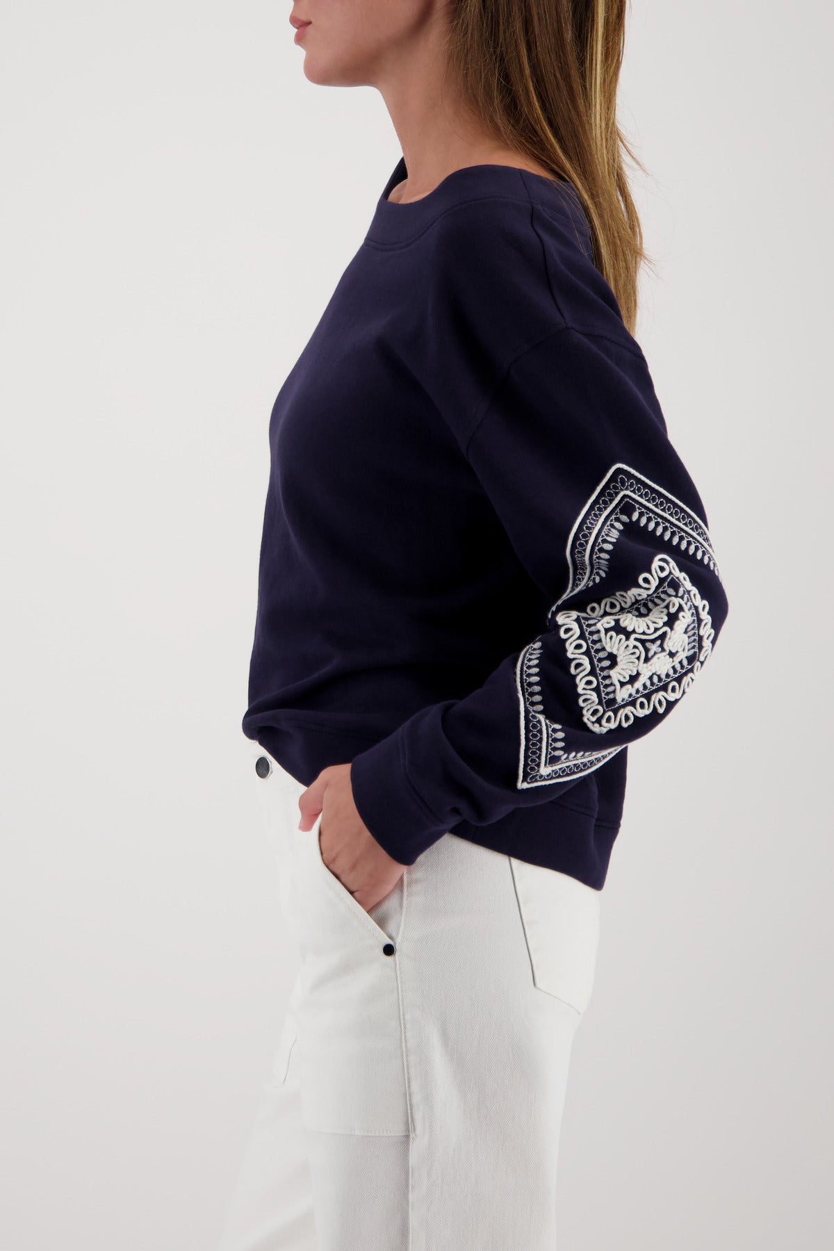 Sweatshirt mit Kordelstickerei _410254